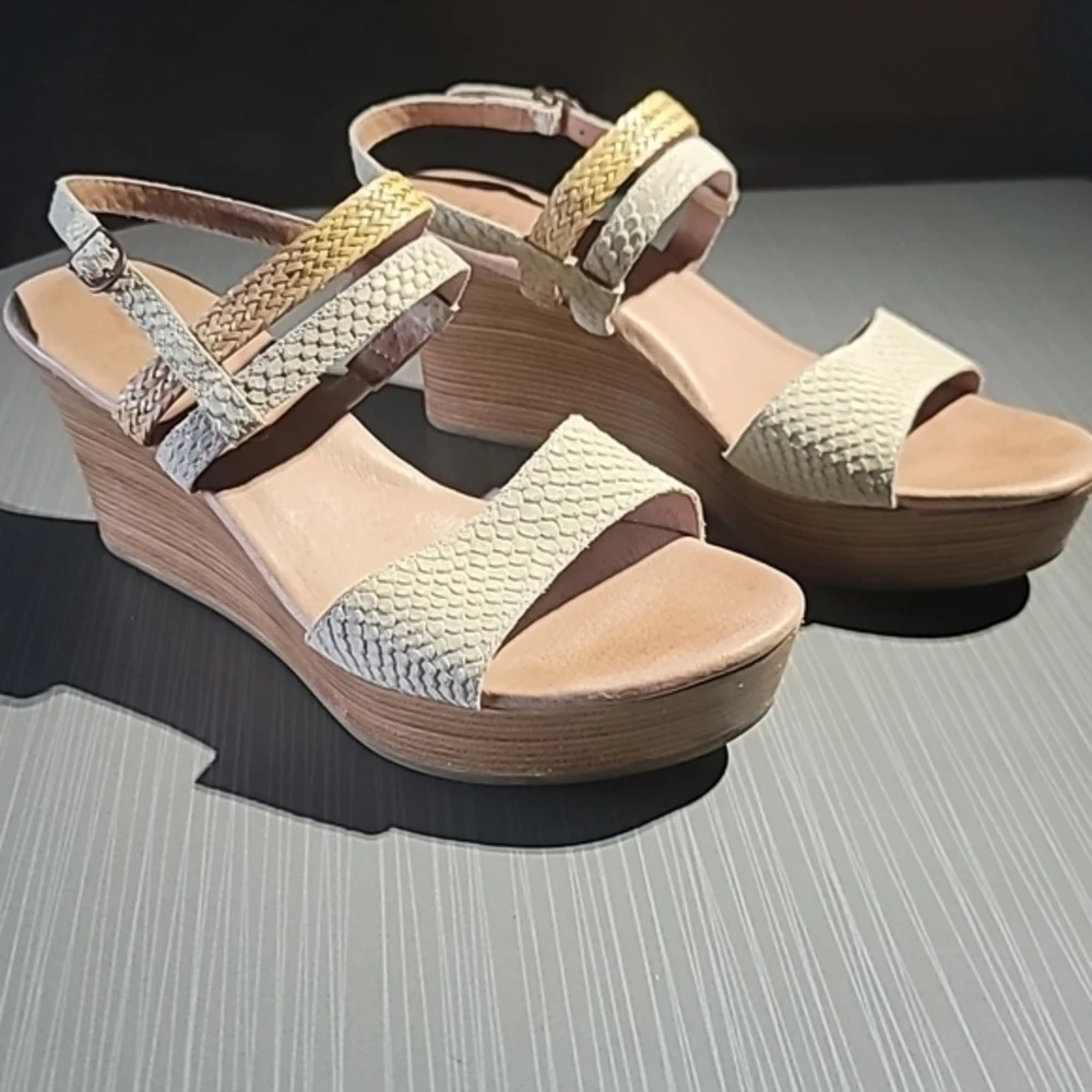 UGG‎ Australia Cream Lira Mar Suede Snake Skin Strappy Wedge Sandle Women's 9